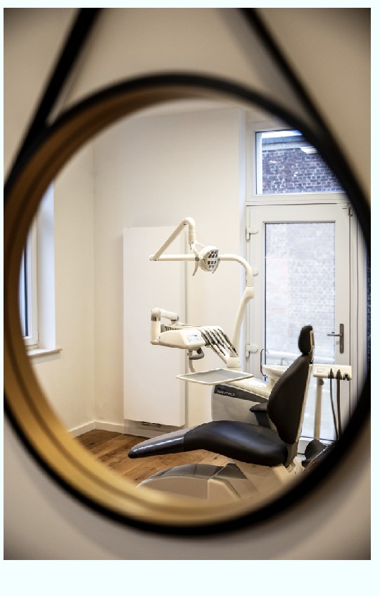 Cabinet dentaire vu dans un miroir, centre BClinic