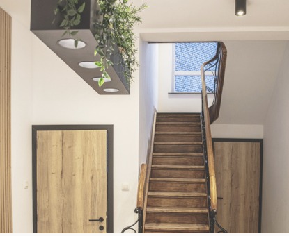 Cage d'escalier rénovée du centre BClinic